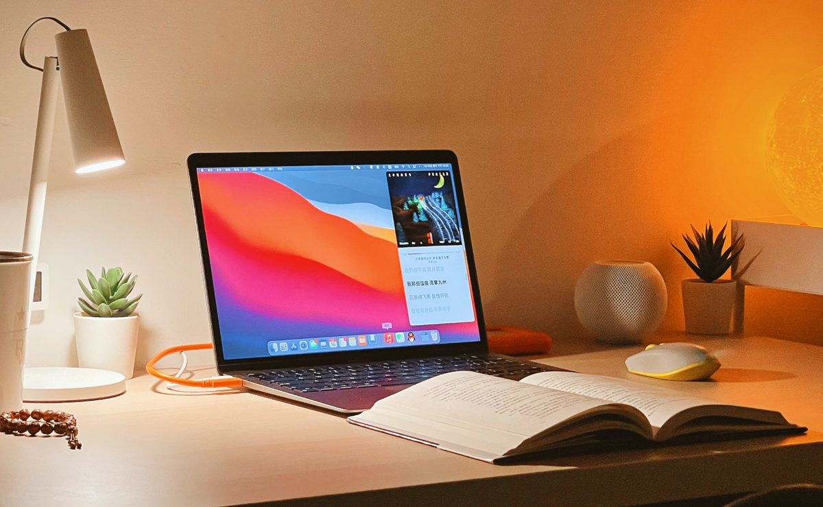 מקבוק איר על השולחן macbook air